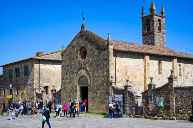 Monteriggioni, ortaçağ duvarlı doğal bir tepenin üzerinde ve mimari ve kültürel açıdan önemli bir şehir.