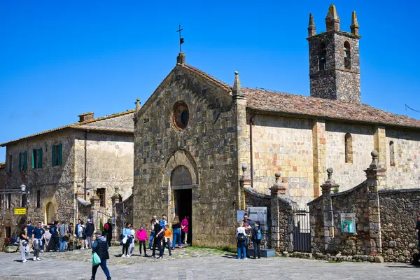 Monteriggioni, ortaçağ duvarlı doğal bir tepenin üzerinde ve mimari ve kültürel açıdan önemli bir şehir.