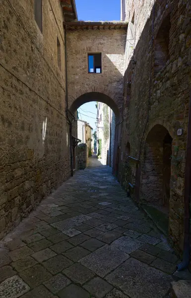 Colle Val dElsa yüzyıllardır kristalin başkenti olmuştur, o kadar ki İtalya 'nın Bohemya' sı olarak adlandırılmıştır. San Gimignano ve Monteriggioni 'den birkaç mil uzaklıktaki bir tepenin en eski kısmında duruyor..