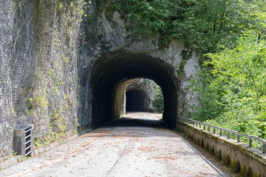 Valcellina 'nın kalbinde, parlak yeşil bir su havuzu ziyaretçileri Barcis' in güneşli havzasına davet eder.