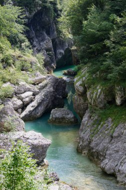Valcellina 'nın kalbinde, parlak yeşil bir su havuzu ziyaretçileri Barcis' in güneşli havzasına davet eder.