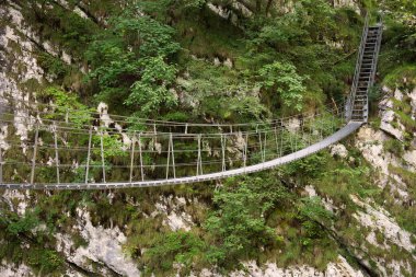 Valcellina 'nın kalbinde, parlak yeşil bir su havuzu ziyaretçileri Barcis' in güneşli havzasına davet eder.