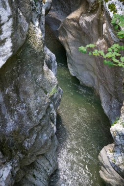Valcellina 'nın kalbinde, parlak yeşil bir su havuzu ziyaretçileri Barcis' in güneşli havzasına davet eder.
