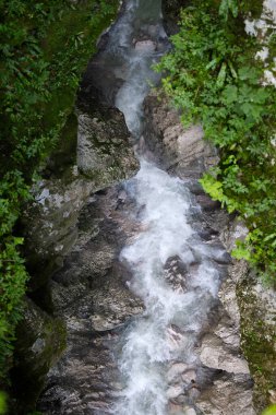 Valcellina 'nın kalbinde, parlak yeşil bir su havuzu ziyaretçileri Barcis' in güneşli havzasına davet eder.