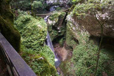 Pradis Mağarası, tarih öncesi insan ve hayvanlarla övünür.
