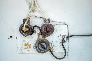 Çizik ve tozla kaplı ahşap bir çerçevede eski tip bir lamba anahtarı. Eski ışık düğmeleri.