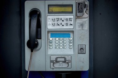 Eski telefon kulübesi. Eski şifreli telefon. Yakın plan..
