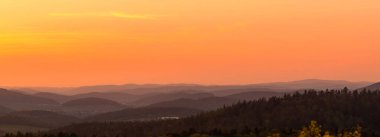 Gün batımı ve manzaranın nefes kesici manzarası. Çek Cumhuriyeti.