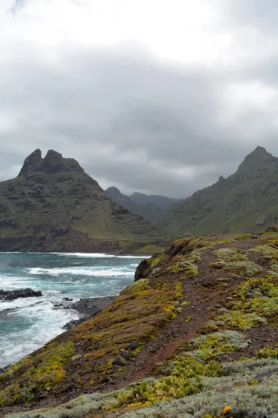 Tenerife, Kanarya Adaları 'ndaki engebeli volkanik Anaga Dağları.
