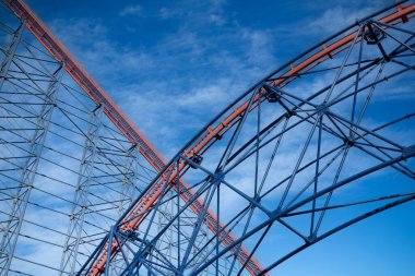 Mavi gökyüzüne karşı kırmızı ve mavi hız treninin bir bölümü