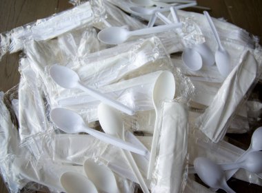 Açılmamış plastik çatal bıçak yığını.