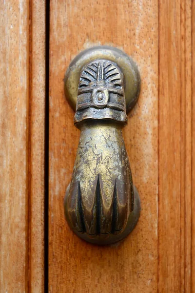 Brass Lucky Hand Door Knocker Wooden Door — Stock Photo, Image