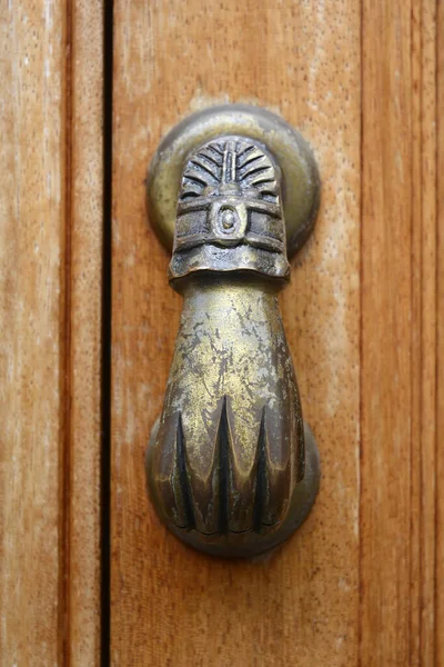 Brass Lucky Hand Door Knocker Wooden Door — Stock Photo, Image