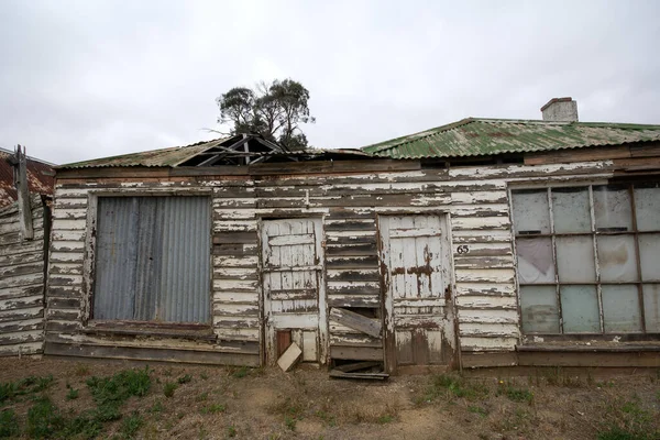 Ett Rasande Fallfärdigt Hus Australien Landsbygden Royaltyfria Stockfoton