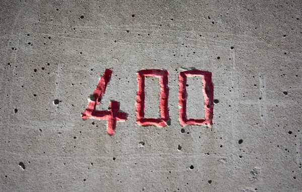 Numéro 400 Sculpté Dans Mur Béton Rouge Photo De Stock