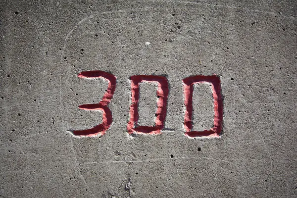 Nombre 300 Sculpté Dans Mur Béton Rouge Photos De Stock Libres De Droits