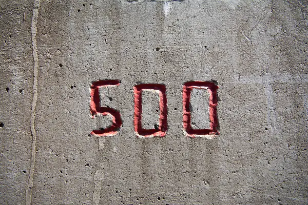 Číslo 500 Vytesané Betonové Stěny Červené Stock Obrázky