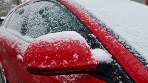 Sníh Padá Červené Auto Zblízka Ulici Zima Hlad — Stock video