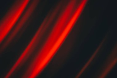 Kırmızı dalgalar siyah arka planda. Yumuşak bulanıklı perde soyutlaması. Arkaplan