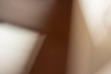 Bulanık, bulanık arka plan, duvarda gölgeler ve pürüzsüz bir eğim. Arkaplan