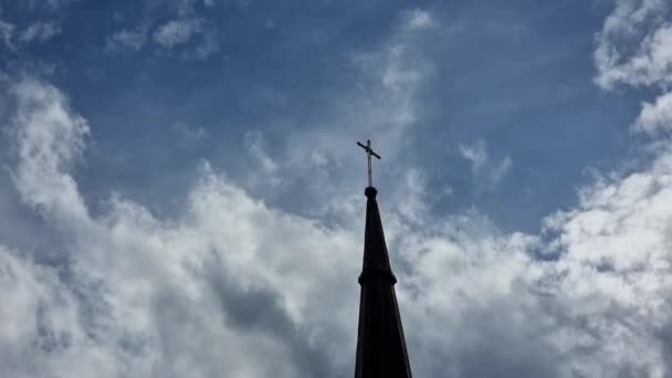 Cruz Cúpula Templo Católico Igreja Contra Fundo Nuvens Brancas Flutuantes — Vídeo de Stock