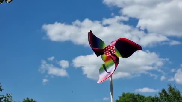 Beyaz Bulutlu Mavi Gökyüzüne Karşı Renkli Çok Renkli Pervaneler — Stok video