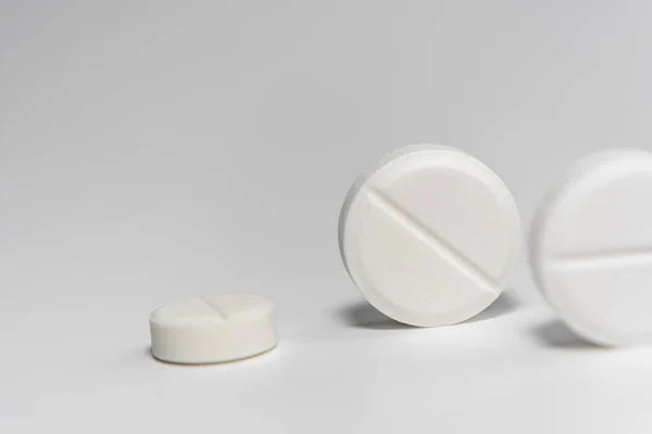 Comprimidos Brancos Close Fundo Leve Tratamento Tradicional Doenças Tema Medicina — Fotografia de Stock