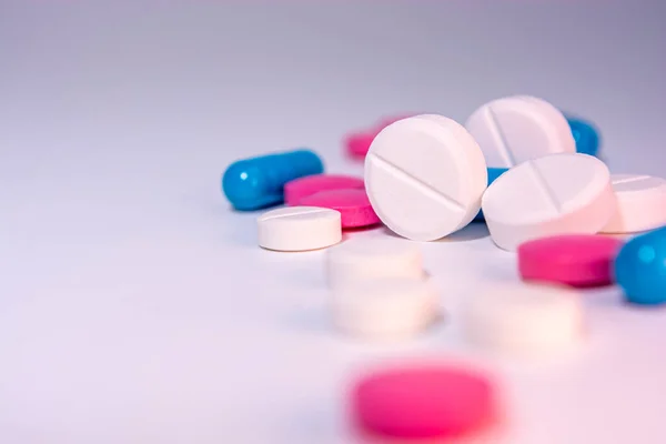 Πολύχρωμα Χάπια Λευκό Γκρι Φόντο Επιλεκτική Εστίαση Θέμα Φαρμακευτικής Και — Φωτογραφία Αρχείου