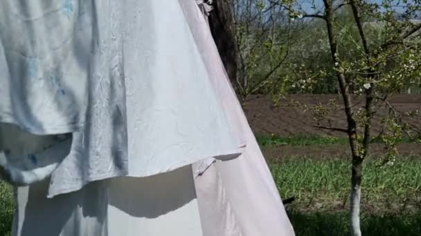 Roupa Cama Está Secando Jardim Uma Corda Dia Ensolarado Primavera — Vídeo de Stock