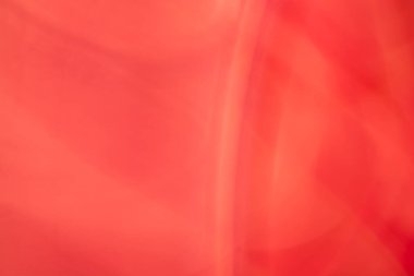 Görüntü, koyu kırmızıdan parlak turuncuya akan pürüzsüz bir gradyanı olan soyut bir arkaplan. Dinamik ve enerjik bir görsel efekt ekler..