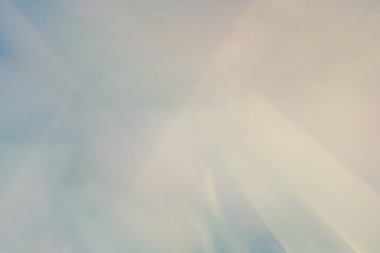 Görüntü, açık mavi tonlardan yumuşak pastel renklere solan pürüzsüz bir gradyan ile soyut bir arkaplan sunuyor. Bu sakin ve rahatlatıcı bir görsel etki yaratır..