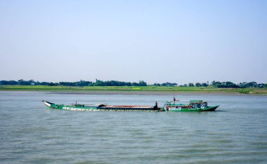 Burigonga nehrinde bir kargo gemisi.