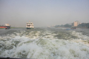 Sabah nehirde bir tekne