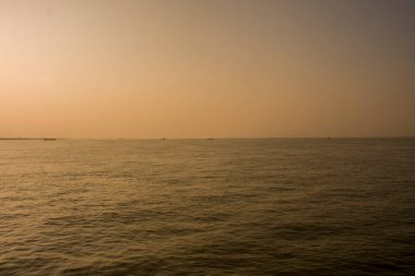 Nehirde Günbatımı Momont.