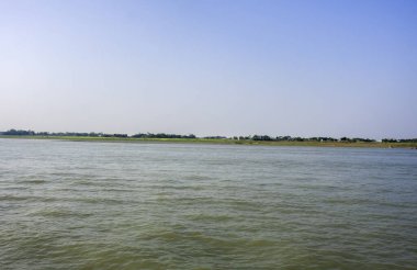 Burigonga nehrinde bir kargo gemisi.