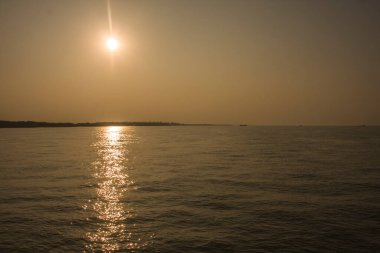 Nehirde Günbatımı Momont.