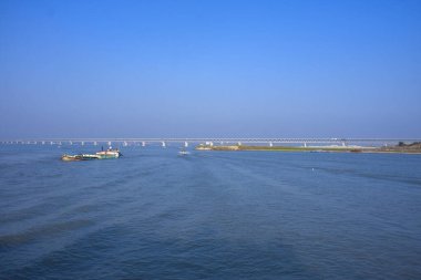 Padma çok amaçlı köprüsü ve bir kargo gemisi..