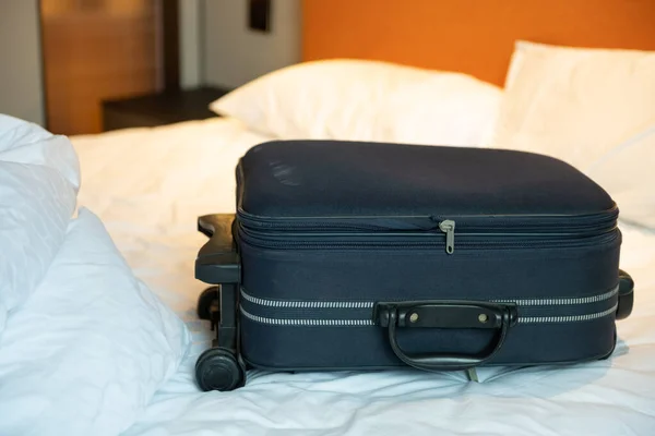 Bir Otel Odasının Yatağında Mavi Bavul — Stok fotoğraf