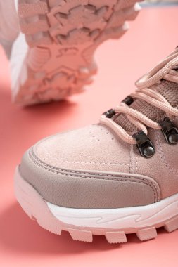 Pembe renkli yürüyüş botları. Pembe dikey kompozisyonu olan bayan için.