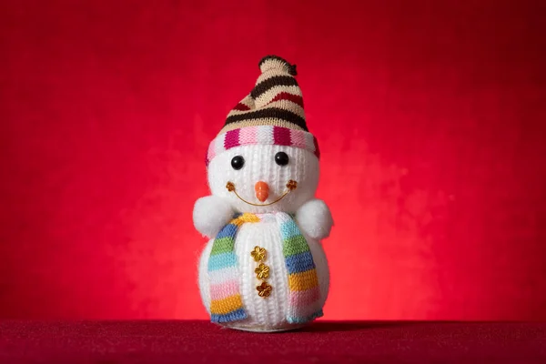 Снеговик Красном Фоне — стоковое фото