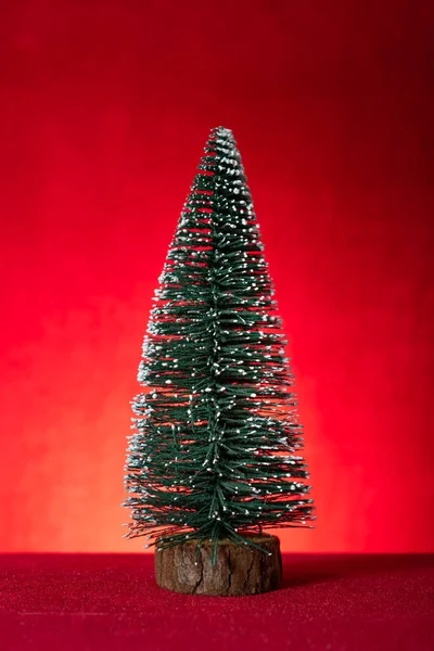 Kerstboom Een Rode Achtergrond Verticale Compositie — Stockfoto