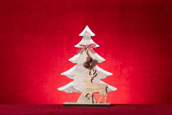 Árbol Navidad Sobre Fondo Rojo Composición Horizontal —  Fotos de Stock