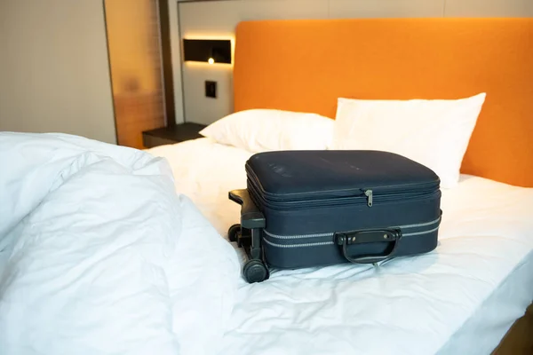 Bir Otel Odasının Yatağında Mavi Bavul — Stok fotoğraf