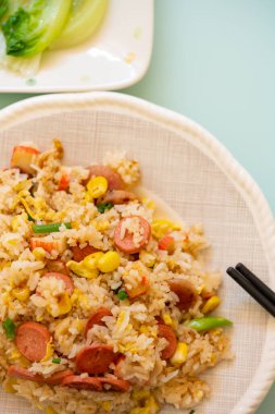 Üst görünüm yengeç çubukları ve sosislerle kızarmış pirinç ve dikey bileşimi büyüler