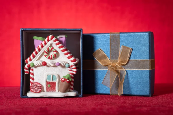 Modelo Casa Con Decoración Navidad Una Caja Regalo Sobre Fondo — Foto de Stock
