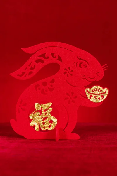 Čínský Nový Rok Králičího Maskota Papír Řezané Červenou Vertikální Kompozice — Stock fotografie
