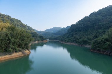 Güneşli bir günde güzel bir su deposu