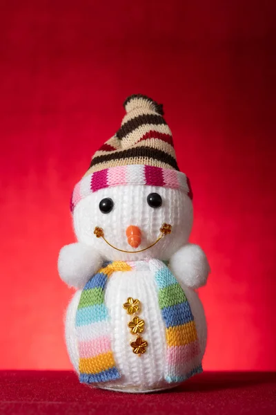 Снеговик Красном Фоне Вертикальной Композиции — стоковое фото