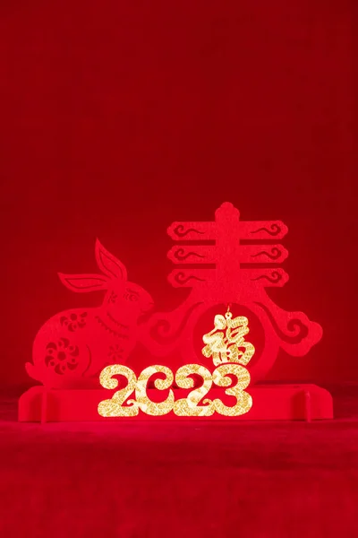 Κινεζική Νέα Χρονιά Της Μασκότ Κουνέλι Κόκκινο Φόντο Κάθετη Σύνθεση — Φωτογραφία Αρχείου