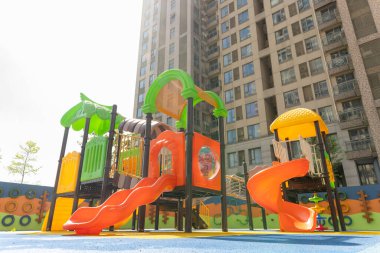 Sabahları konut binalarında çocuklar için oyun tesisleri